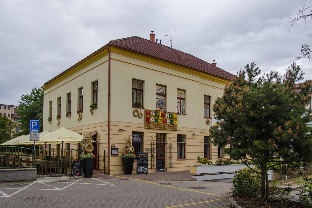 Penzion Hacienda Ranchero Pardubice Exterior foto